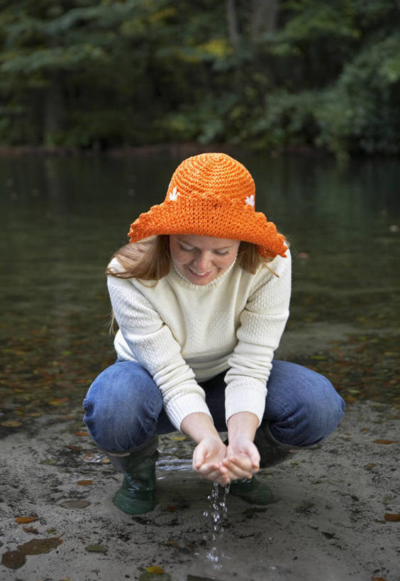 东方人,一个人,蹲,捧,竖图,室外,白天,正面,河流,石头,沙滩,水,帽子,亚洲,仅一个女性,仅一个人,阴影,服装,裤子,朦胧,模糊,光线,沙子,石子,影子,河岸,河水,河滩,水流,沙地,注视,牛仔裤,休闲装,黄种人,衣服,阳光,遮阳帽,低头,观察,看,仅一个中年女性,休闲,休闲服,服饰,观看,察看,关注,垂头,女人,女性,中年女性,亚洲人,石块,岩石,端,端着,蹲着,捧着,手捧,彩图,全身