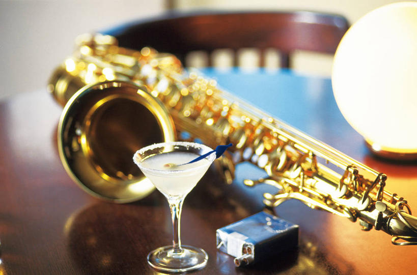 无人,横图,俯视,室内,特写,白天,餐桌,台灯,桌子,杯子,香烟,椅子,照明,阴影,朦胧,模糊,艺术,反射,金属,高脚杯,影子,灯光,管乐器,乐器,萨克斯,铜管乐器,酒类,音乐,文化,玻璃制品,灯,酒,饮料,酒杯,灯具,鸡尾酒,烟,调酒,餐台,照亮,创造,萨克斯风,萨克斯管,照明设备,想象,马提尼,马提尼酒,鸡尾酒杯,玻璃杯,卷烟,烟草,纸烟,彩图,高角度拍摄