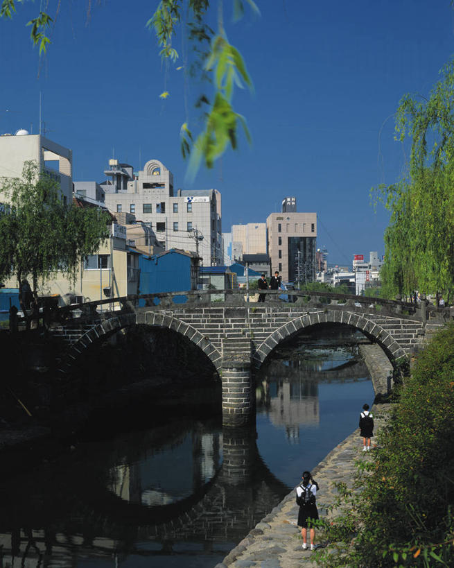 无人,家,竖图,室外,白天,正面,度假,河流,美景,水,植物,城市风光,城市,桥梁,长崎,日本,亚洲,阴影,波纹,光线,影子,房屋,屋子,河水,景观,水流,公寓,桥,涟漪,娱乐,石桥,洋房,楼房,拱桥,住宅,树,树木,蓝色,绿色,倒影,蓝天,水纹,天空,阳光,自然,波浪,天,享受,休闲,景色,放松,拱形,生长,晴朗,成长,人行桥,石拱桥,倒映,东亚,万里无云,日本国,眼镜桥,长崎县,九州本岛,九州,九州岛,九州地方,水晕,长崎市,县厅,反照,晴空,晴空万里,彩图,房子