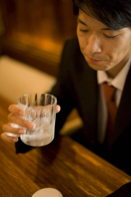 白酒,东方人,一个人,商务人士,商务男性,酒吧,坐,竖图,俯视,室内,夜晚,衬衫,吧台,餐桌,桌子,杯子,亚洲,仅一个男性,仅一个人,握,套装,朦胧,模糊,领带,酒类,一杯,拿,烧酒,拿着,注视,黄种人,玻璃制品,酒,饮料,仅一个年轻男性,水杯,观察,看,服务台,握着,餐台,观看,察看,象征,庄重,关注,商务装,身份,工薪阶层,正式,地位,蒸馏酒,烈酒,男人,男性,年轻男性,亚洲人,白领,上班族,玻璃杯,坐着,半身,彩图,高角度拍摄,衬衣,酒吧间,酒馆,酒吧台