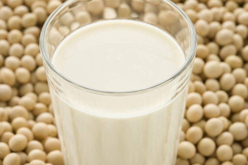 无人,横图,俯视,室内,特写,白天,植物,豆,大豆,蔬菜,杯子,一堆,许多,阴影,堆叠,堆积,朦胧,模糊,新鲜,反射,影子,豆类,豆子,毛豆,食品,饮品,很多,一杯,营养,玻璃制品,食物,饮料,一个,黄色,水杯,摄影,有机食品,绿色食品,影棚,单个,堆,豆浆,豆科,枝豆,安神,玻璃杯,黄豆,彩图,高角度拍摄,全画面,全框架,全帧,影棚拍摄,拍摄,植物奶,全画幅