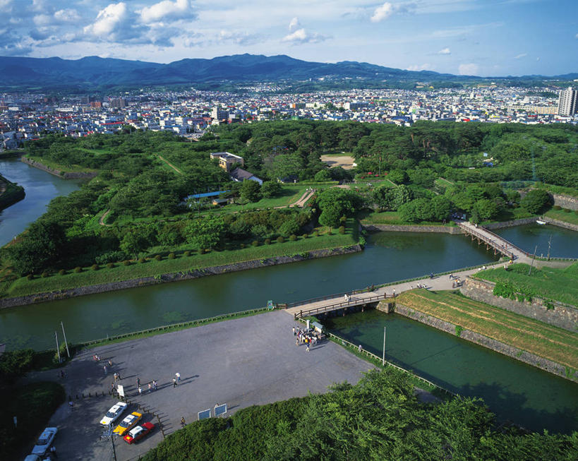 无人,家,横图,俯视,航拍,室外,白天,旅游,度假,草地,草坪,河流,名胜古迹,水,植物,标志建筑,地标,建筑,北海道,日本,亚洲,阴影,波纹,遗迹,光线,影子,堡垒,城堡,房屋,屋子,河水,水流,云,云朵,涟漪,云彩,古迹,文物,娱乐,建设,古建筑,楼房,住宅,草,树,树木,蓝色,绿色,白云,倒影,蓝天,水纹,天空,阳光,自然,波浪,天,享受,休闲,旅游胜地,放松,生长,晴朗,成长,倒映,要塞,鸟瞰,古文明,东亚,日本国,水晕,北海道地方,北海道岛,函馆,函馆市,反照,设防,晴空,彩图,高角度拍摄,房子,龟田役所土垒,柳野城,五棱郭,五棱郭公园