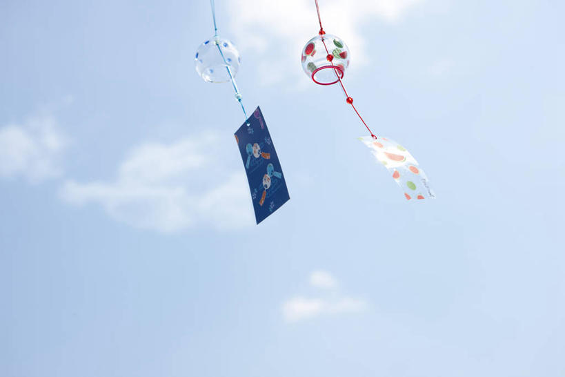 无人,横图,室外,特写,白天,仰视,幸福,运气,静物,风铃,吊挂,悬挂,阴影,飘扬,光线,影子,云,云朵,挂,云彩,两个,蓝色,白云,蓝天,天空,阳光,天,祈祷,祈福,警示,许愿,晴朗,飘逸,祈求,吉祥,平和,飞扬,问候,警惕,思念,想念,玉振,幸运,占风铎,晴空,彩图,低角度拍摄,日式风铃