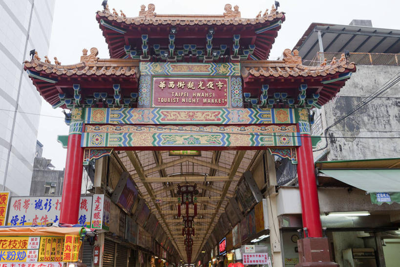 无人,高楼大厦,横图,室外,白天,仰视,旅游,度假,标志建筑,大厦,地标,建筑,摩天大楼,雕塑,台湾,中国,亚洲,艺术,装饰,标志,雕刻,牌匾,瓦片,文字,字符,屋顶,顶棚,瓦,文化,娱乐,标识,建设,工艺品,享受,休闲,汉字,旅游胜地,放松,建造,纪念,美术,中文,主题,陈列,东亚,屋瓦,台北,港澳台,中华人民共和国,省会,功能,美学,国文,华文,台北市,台湾省,艋舺,万华,万华区,彩图,低角度拍摄,大楼,高层建筑,高楼,摩天楼,华西街,华西街观光夜市,华西街夜市,台