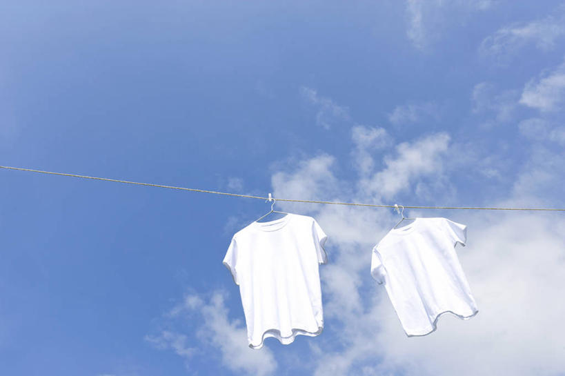 无人,横图,室外,特写,白天,仰视,T恤衫,衣架,吊挂,悬挂,阴影,服装,光线,影子,云,云朵,挂,T恤,云彩,休闲装,衣服,蓝色,白云,蓝天,天空,阳光,晾衣绳,绳子,天,两件,休闲,休闲服,服饰,晴朗,挂衣架,晾衣架,晴空,彩图,低角度拍摄