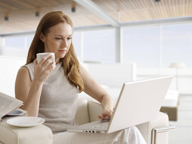 西方人,一个人,公园,客厅,坐,横图,室内,白天,正面,窗户,沙发,杯子,欧洲,新西兰,欧洲人,仅一个女性,仅一个人,敲打,握,服装,瓷器,咖啡杯,陶瓷制品,拿,拿着,注视,休闲装,输入,玻璃窗,衣服,打字,观察,看,仅一个中年女性,休闲,休闲服,握着,服饰,观看,点击,一台,敲击,察看,起居室,国家公园,关注,瓷杯,大洋洲,布艺沙发,纽西兰,长白云之乡,峡湾国家公园,新西兰南岛,客堂,按键,女人,女性,中年女性,白种人,坐着,半身,彩图,蒂阿瑙湖