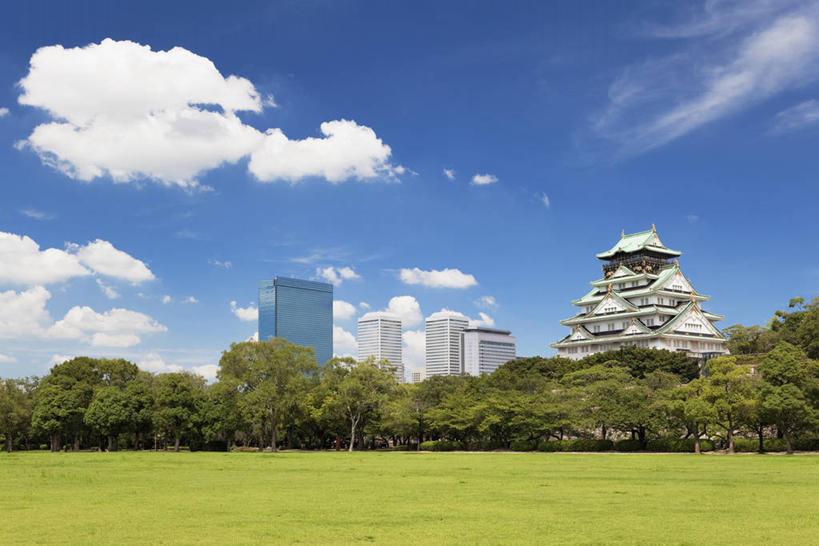无人,公园,高楼大厦,横图,室外,白天,仰视,旅游,度假,草地,草坪,名胜古迹,树林,植物,标志建筑,大厦,地标,建筑,摩天大楼,日本,亚洲,阴影,遗迹,光线,影子,堡垒,城堡,云,云朵,中央区,云彩,古迹,文物,娱乐,建设,古建筑,草,树,树木,蓝色,绿色,白云,蓝天,天空,阳光,自然,楼宇,天,享受,休闲,旅游胜地,放松,大阪,大阪城公园,生长,晴朗,成长,要塞,古文明,东亚,本州,大阪府,本州岛,日本国,近畿地方,大阪城,近畿,设防,晴空,彩图,低角度拍摄,大楼,高层建筑,高楼,摩天楼