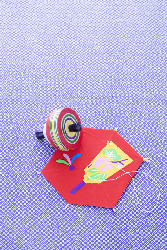 无人,竖图,俯视,室内,特写,白天,锻炼,游戏,运动,静物,阴影,蓝色背景,反射,板羽球,影子,玩,娱乐,运动器械,风筝,陀螺,休闲,健身器械,益智,放风筝,摄影,影棚,活动,毽子,纸鸢,发泄,消遣,智力,健身器材,放鹞子,鹞,鹞子,鸢,木鸢,宣泄,羽子板,毽球,花毽,鸡毛毽,打手毽,毽子板球,陀罗,干乐,冰尜,打老牛,独乐,体育,玩耍,嬉戏,彩图,高角度拍摄,影棚拍摄,健身,拍摄,运动器材