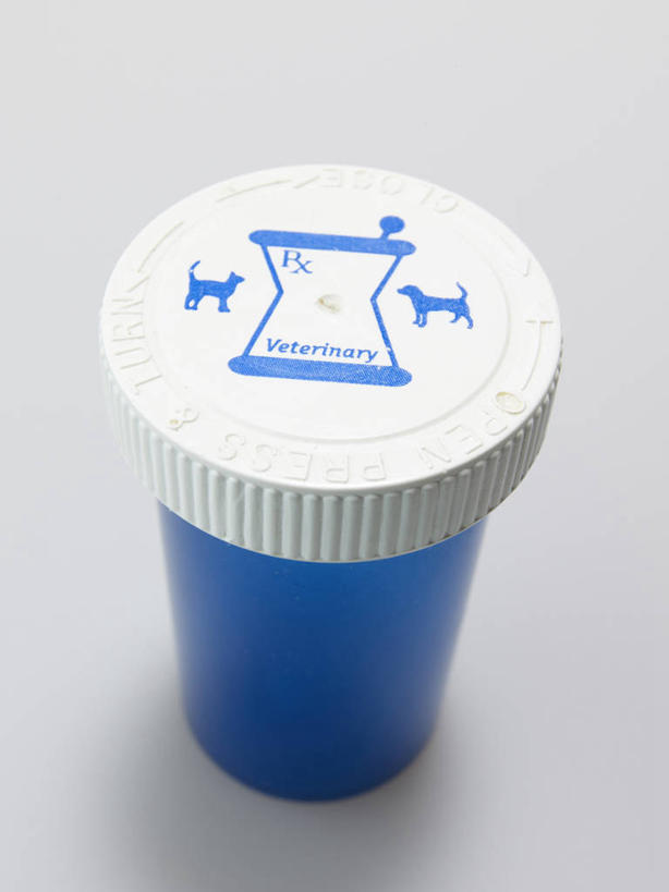 无人,竖图,俯视,室内,特写,白天,静物,阴影,灰色背景,反射,药瓶,影子,一个,蓝色,瓶子,塑料制品,塑料瓶,摄影,影棚,单个,彩图,高角度拍摄,影棚拍摄,拍摄