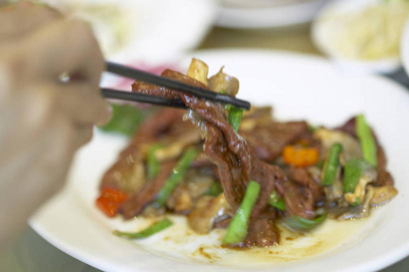 东方人,手,一个人,横图,俯视,室内,特写,白天,烹饪,中餐,餐桌,筷子,桌子,餐具,亚洲,仅一个男性,仅一个人,握,朦胧,模糊,碟子,盘,青椒,青椒炒肉丝,肉,料理,食品,拿,拿着,黄种人,文化,传统,猪肉,菜肴,美食,肉类,食物,仅一个年轻男性,盘子,碟,手部,中式,握着,佳肴,餐台,单手,礼节,礼仪,肉食,大椒,豚肉,菜椒,男人,男性,年轻男性,亚洲人,进餐用具,甜椒,柿子椒,灯笼椒,半身,彩图,高角度拍摄