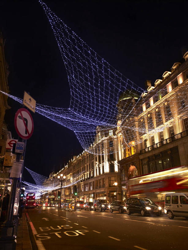 无人,家,竖图,室外,夜晚,仰视,度假,美景,城市风光,城市,道路,路,公路,汽车,照明,英国,欧洲,伦敦,圣诞节,阴影,节日,庆祝,光线,彩灯,影子,房屋,屋子,景观,公寓,灯光,分界线,停车线,交通,首都,文化,娱乐,洋房,楼房,住宅,车,灯,灯具,交通工具,轿车,庆典,享受,休闲,景色,放松,花灯,纪念,车行道,车行道分界线,照亮,照明设备,西欧,载具,标线,大不列颠,车行线,大不列颠及北爱尔兰联合王国,雾都,摄政街,伦敦西区,马路,彩图,低角度拍摄,房子,大不列颠王国,大英帝国,联合王国,日不落帝国