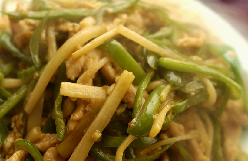 无人,横图,俯视,室内,特写,白天,烹饪,中餐,雾,蔬菜,餐具,一堆,许多,堆叠,堆积,沸腾,朦胧,模糊,新鲜,蒸汽,碟子,盘,青椒,青椒炒肉丝,肉,牛肉,料理,食品,水蒸气,很多,菜肴,美食,肉类,食物,一个,盘子,碟,中式,佳肴,有机食品,绿色食品,单个,堆,肉食,大椒,蒸发,菜椒,甜椒,柿子椒,灯笼椒,彩图,高角度拍摄,青椒炒牛肉