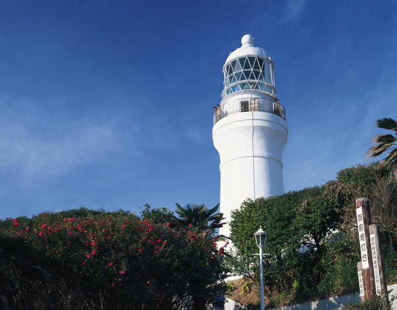 无人,横图,室外,白天,仰视,旅游,度假,树林,植物,标志建筑,道路,地标,建筑,静冈县,日本,亚洲,阴影,光线,信息,影子,云,云朵,灯塔,交通,云彩,方向,娱乐,建设,树,树木,蓝色,绿色,白云,蓝天,天空,阳光,自然,天,享受,休闲,旅游胜地,放松,生长,晴朗,成长,引导,指引,东亚,本州,本州岛,日本国,中部地方,静冈,航标,晴空,彩图,低角度拍摄,御前埼灯塔,御前崎,御前崎市,导航