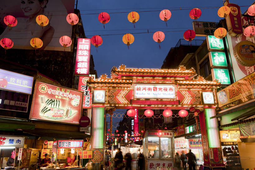 无人,商店,横图,室外,夜晚,仰视,购物,度假,消费,美景,城市风光,超市,城市,商场,夜景,照明,雕塑,台湾,中国,亚洲,一排,吊挂,悬挂,阴影,艺术,整齐,装饰,并列,并排,光线,信息,标志,灯笼,雕刻,牌匾,文字,影子,纸灯笼,字符,景观,灯光,挂,文化,娱乐,标识,布告,布告栏,排列,工艺品,灯具,享受,休闲,汉字,景色,放松,金融,百货,纪念,照亮,美术,通知,公告,传播,照明设备,队列,中文,主题,消息,平行,陈列,选购,贸易,百货公司,东亚,台北,港澳台,中华人民共和国,省会,功能,美学,血拼,国文,华文,台北市,台湾省,公布栏,饶河街观光夜市,饶河街夜市,松山区,彩图,低角度拍摄,购物商场,购物中心,商业中心,台