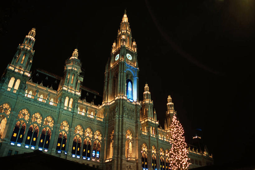 无人,家,横图,室外,夜晚,仰视,度假,美景,窗户,城市风光,城市,夜景,阴影,时间,光线,时钟,影子,房屋,屋子,景观,灯光,计时,娱乐,楼房,玻璃窗,住宅,钟表,享受,休闲,表,景色,放松,塔钟,钟,彩图,低角度拍摄,房子