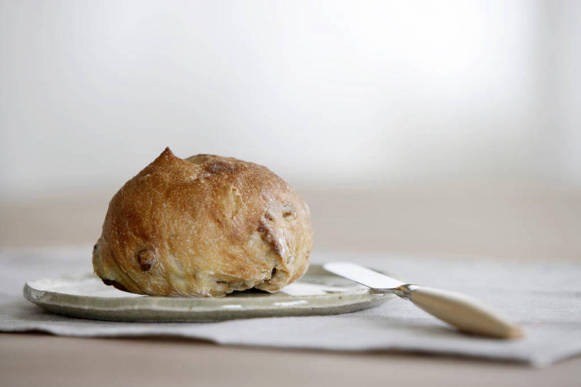 点心,面包,无人,横图,室内,特写,白天,正面,餐桌,桌子,葡萄,餐具,一把,阴影,朦胧,模糊,反射,布料,工具,影子,食品,面点,刀具,布纹,桌布,食物,糕点,一个,餐巾,台布,刀,葡萄干,单个,餐台,餐刀,乌珠木,山葫芦,蒲桃,草龙珠,餐桌布,彩图,葡萄干面包