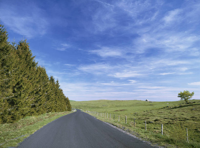 无人,横图,室外,白天,正面,消失点,旅游,度假,草地,草坪,美景,树林,植物,道路,路,法国,欧洲,阴影,光线,影子,景观,云,云朵,小路,交通,云彩,娱乐,草,树,树木,蓝色,绿色,白云,蓝天,天空,阳光,自然,天,享受,休闲,景色,放松,生长,晴朗,成长,西欧,法兰西,自然风光,法兰西共和国,法兰西第五共和国,中央大区,康塔勒,康塔勒省,晴空,彩图,没影点,灭点