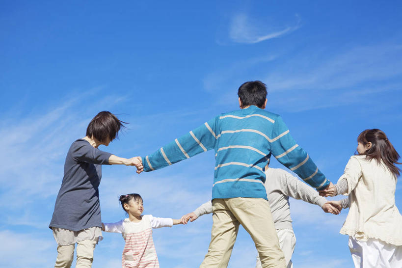 东方人,儿童,中年人,老年人,夫妻,母亲,父亲,女儿,祖母,祖父,三代同堂,握手,横图,室外,白天,仰视,爱情,跳舞,纯洁,亚洲,五个人,阴影,服装,裤子,光线,影子,云,云朵,许多人,浪漫,云彩,注视,休闲裤,休闲装,旋转,黄种人,祖孙三代,小孩,衣服,蓝色,白云,蓝天,天空,阳光,天,观察,看,一群人,休闲,温暖,温馨,父女,母女,休闲服,恩爱,父爱,可爱,母爱,童年,童趣,恋人,服饰,晴朗,奶奶,爷爷,观看,祖孙,和睦,察看,关注,舞姿,童真,烂漫,无邪,外婆,外孙女,外祖母,外公,外祖父,天真,老年男性,老年女性,男人,男性,女孩,女人,女性,中年男性,中年女性,亚洲人,孩子,夫妇,情侣,全家福,孙女,晴空,搀手,拉手,手拉手,手握手,半身,彩图,低角度拍摄,舞蹈,伴侣,融洽,女生,爸爸,多代同堂,妈妈