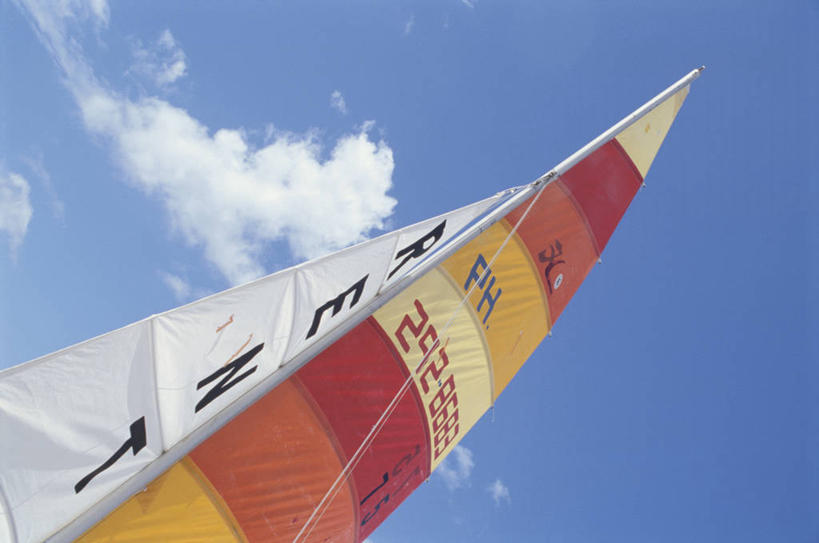 帆船,无人,横图,室外,白天,仰视,船,阴影,光线,英文,标志,数字,文字,影子,字符,字母,云,云朵,云彩,标识,蓝色,白云,蓝天,天空,阳光,交通工具,天,阿拉伯数字,晴朗,英文字母,载具,晴空,彩图,低角度拍摄