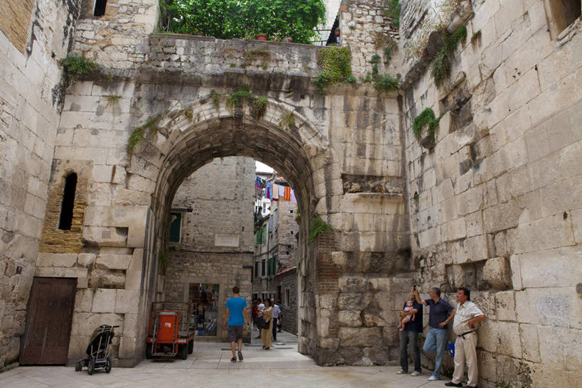 西方人,宫殿,站,走,横图,室外,白天,仰视,旅游,度假,名胜古迹,植物,门,标志建筑,地标,建筑,欧洲,克罗地亚,欧洲人,服装,遗迹,墙,拱门,许多人,休闲装,古迹,文物,娱乐,建设,古建筑,墙壁,墙面,树,树木,衣服,绿色,自然,门框,站着,一群人,享受,休闲,休闲服,旅游胜地,放松,服饰,生长,成长,宫廷,古文明,首府,王宫,克罗地亚共和国,斯普利特,戴克里先宫,斯普利特.达尔马提亚县,男人,男性,年轻男性,年轻女性,女人,女性,白种人,步行,散步,站立,走路,彩图,低角度拍摄,全身,皇宫