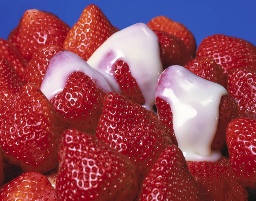 无人,横图,室内,特写,白天,正面,草莓,浆果,水果,一堆,许多,阴影,堆叠,堆积,蓝色背景,新鲜,反射,影子,生食,食品,果实,饮品,很多,营养,食物,饮料,红色,摄影,有机食品,绿色食品,影棚,堆,乳制品,奶,炼乳,安神,洋莓,水果皇后,红莓,地莓,彩图,影棚拍摄,拍摄,浓缩