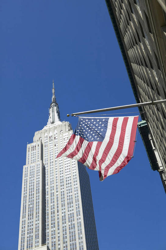 无人,高楼大厦,竖图,室外,白天,仰视,旅游,度假,办公楼,标志建筑,大厦,地标,建筑,摩天大楼,写字楼,旗帜,国旗,纽约,美国,阴影,条纹,飘扬,光线,影子,星星,曼哈顿,娱乐,建设,星条旗,红色,蓝色,白色,蓝天,天空,阳光,楼宇,天,享受,休闲,星形,旅游胜地,商务楼,放松,美国国旗,晴朗,飘逸,北美,北美洲,飞扬,美洲,五角形,帝国大厦,纽约市,纽约州,万里无云,帝国之州,帝国州,北亚美利加洲,亚美利加洲,帝国州大厦,旗,晴空,晴空万里,五角星,彩图,低角度拍摄,大楼,高层建筑,高楼,摩天楼,美利坚合众国国旗,美利坚合众国,曼哈顿区,纽约县,曼哈顿岛