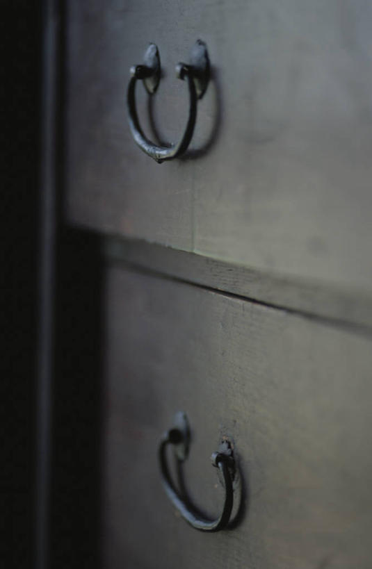 无人,竖图,俯视,室内,特写,白天,柜子,静物,抽屉,阴影,朦胧,模糊,反射,影子,储物柜,两个,把手,储存,储备,蕴藏,贮备,抽斗,彩图,高角度拍摄,贮存