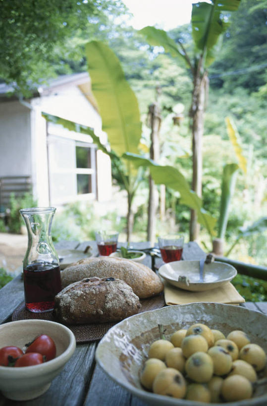 点心,面包,无人,家,竖图,室外,白天,正面,旅游,度假,美景,植物,餐桌,桌子,橄榄,杯子,水果,阴影,新鲜,光线,高脚杯,影子,陶瓷,房屋,屋子,景观,公寓,生食,食品,面点,果实,陶瓷制品,红酒杯,娱乐,洋房,楼房,住宅,玻璃制品,树,树木,食物,糕点,绿色,阳光,自然,酒杯,容器,碗,享受,休闲,景色,放松,有机食品,绿色食品,生长,成长,餐台,储藏,葡萄酒杯,储存,自然风光,玻璃杯,青果,白榄,彩图,房子,贮存