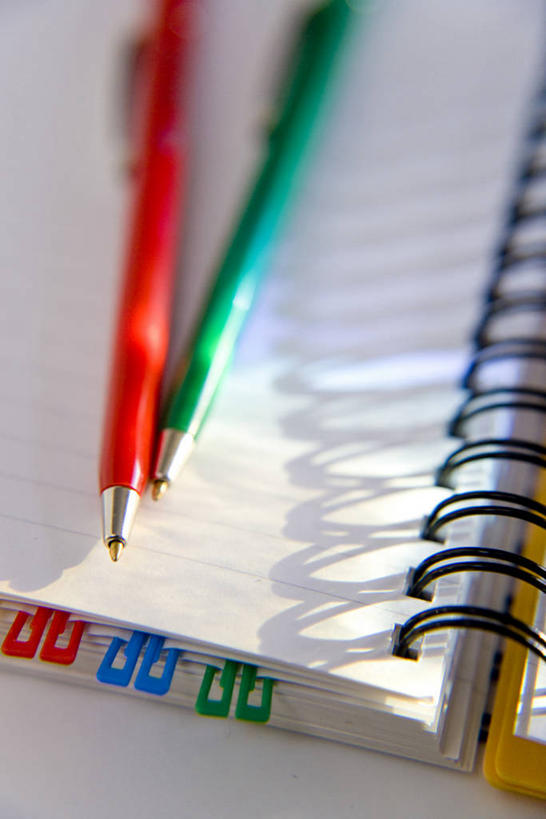 无人,竖图,俯视,室内,特写,白天,静物,灰色背景,朦胧,模糊,笔,办公用品,回形针,记事本,圆珠笔,文具,本子,笔记本,学习用品,摄影,影棚,文具用品,曲别针,彩图,高角度拍摄,影棚拍摄,拍摄