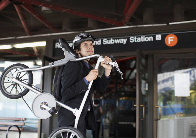 西方人,一个人,商务人士,商务男性,火车站,站,笑,微笑,横图,室外,白天,侧面,衬衫,自行车,车站,帽子,欧洲,欧洲人,仅一个男性,仅一个人,一辆,握,阴影,套装,反射,英文,标志,头盔,文字,影子,字符,字母,站台,注视,标识,月台,车,脚踏车,仅一个年轻男性,骑,安全帽,交通工具,观察,看,扛,站着,握着,观看,英文字母,察看,关注,载具,商务装,工薪阶层,一顶,扛在肩上,骑在肩上,男人,男性,年轻男性,白种人,白领,上班族,站立,半身,彩图,衬衣,铁路车站,铁路站,骑行头盔