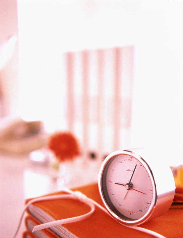 无人,竖图,室内,特写,白天,正面,窗户,静物,书籍,一堆,阴影,堆叠,堆积,朦胧,模糊,时间,反射,时钟,影子,计时,玻璃窗,书本,钟表,表,座钟,堆,书,图书,钟,彩图