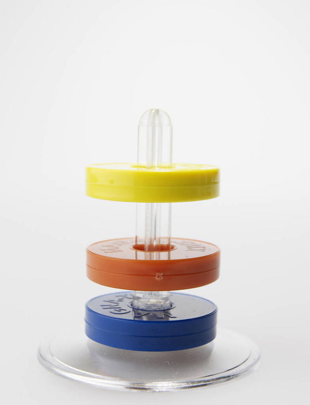 无人,竖图,室内,特写,白天,白色背景,正面,游戏,静物,玩具,一堆,阴影,堆叠,堆积,反射,影子,玩,娱乐,三个,黄色,蓝色,休闲,橙色,益智,摄影,影棚,活动,堆,发泄,消遣,智力,宣泄,玩耍,嬉戏,彩图,影棚拍摄,拍摄