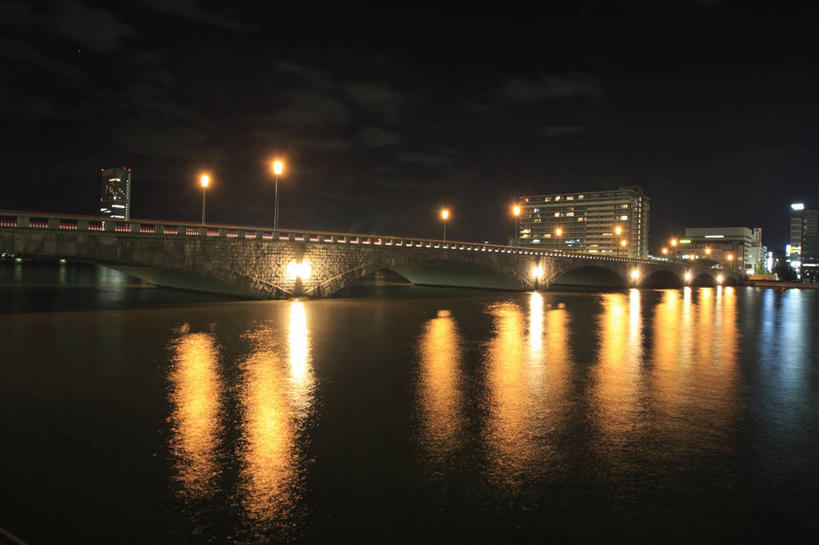 无人,高楼大厦,横图,室外,夜晚,正面,度假,办公楼,河流,美景,水,城市风光,城市,大桥,大厦,建筑,路灯,摩天大楼,桥梁,写字楼,照明,长野县,日本,亚洲,阴影,波纹,光线,影子,河水,景观,水流,桥,灯光,涟漪,娱乐,灯,水纹,楼宇,波浪,享受,休闲,商务楼,景色,放松,照亮,照明设备,东亚,跨线桥,本州,本州岛,日本国,中部地方,水晕,长野,新潟,新潟县,信浓川,彩图,大楼,高层建筑,高楼,摩天楼,万代桥