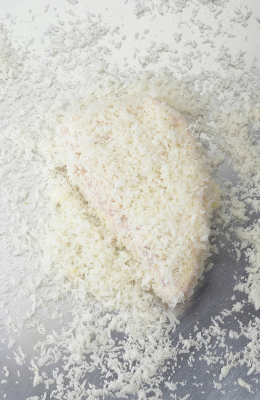 点心,面包,无人,竖图,俯视,室内,特写,白天,白色背景,一块,阴影,反射,影子,肉,食品,面点,猪排,猪肉,肉类,食物,糕点,摄影,影棚,面包屑,肉食,豚肉,彩图,高角度拍摄,影棚拍摄,拍摄