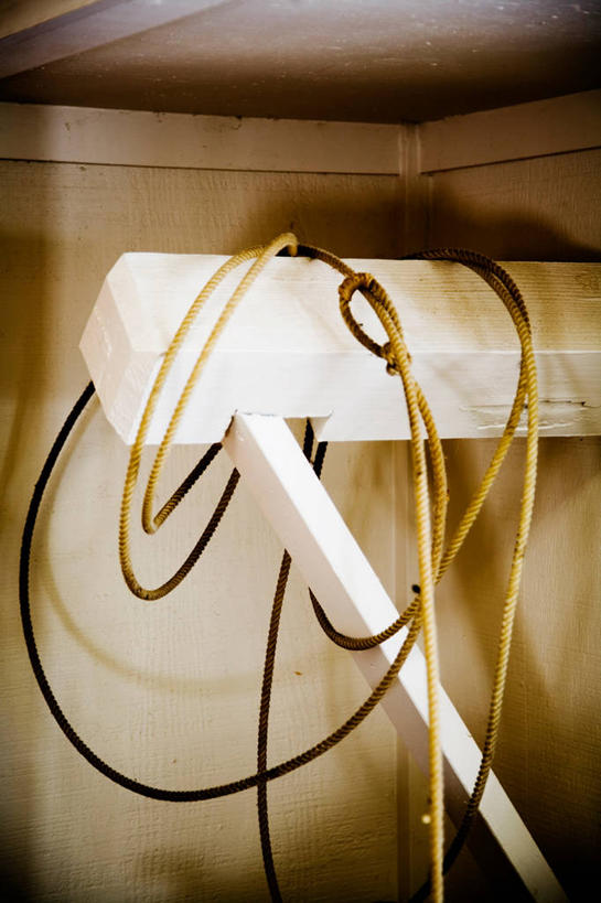 无人,竖图,室内,特写,白天,正面,静物,阴影,反射,圆形,图形,影子,圆,墙,几何,墙壁,墙面,绳子,绳索,数学,套索,彩图,几何图形,平面图形