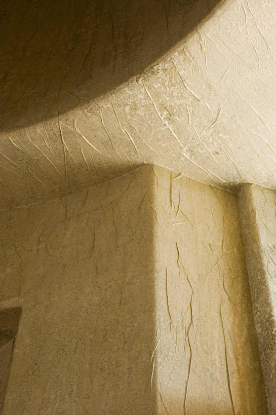 无人,竖图,室内,特写,白天,正面,天花板,静物,阴影,反射,影子,墙,墙壁,墙面,金色,彩图