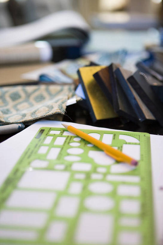 无人,竖图,俯视,室内,特写,白天,桌面,桌子,静物,阴影,花纹,朦胧,模糊,反射,测量,笔,布,图案,影子,刻度,办公用品,布纹,文具,尺,铅笔,塑料制品,学习用品,测量工具,布匹,文具用品,一支,尺子,衡量,绘图,比例,测绘,量具,量仪,塑料尺,标度,彩图,高角度拍摄