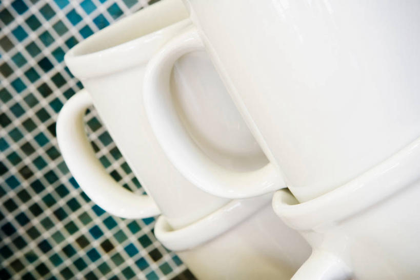 无人,横图,室内,特写,白天,正面,建材,建筑,静物,杯子,一堆,阴影,堆叠,堆积,反射,材料,瓷器,瓷砖,影子,墙,咖啡杯,陶瓷制品,墙砖,墙壁,墙面,白色,四个,建造,堆,瓷杯,彩图,墙面砖