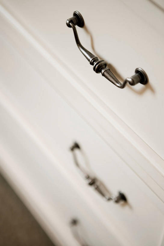 无人,竖图,俯视,室内,特写,白天,静物,抽屉,一排,阴影,朦胧,模糊,整齐,反射,影子,排列,三个,把手,容器,储藏,储存,队列,抽斗,彩图,高角度拍摄,贮存