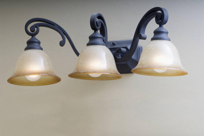 无人,横图,室内,特写,白天,正面,静物,照明,一排,阴影,整齐,反射,壁灯,影子,墙,灯光,墙壁,墙面,灯,排列,灰色,灯具,照亮,三盏,照明设备,队列,彩图