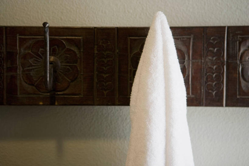 无人,横图,室内,特写,白天,正面,静物,一条,阴影,朦胧,模糊,反射,纺织物,钩子,影子,挂钩,毛巾,清洁,保暖,透气,防水,储水,耐磨,吸水,彩图