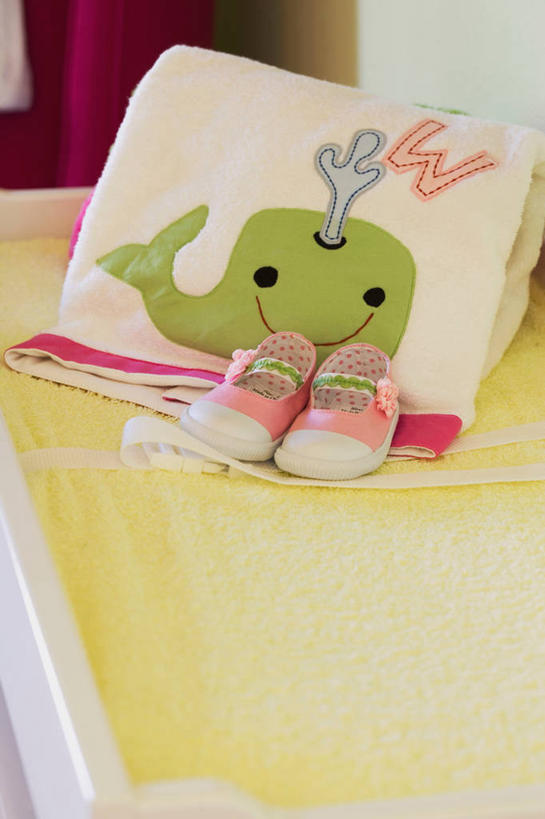 无人,竖图,俯视,室内,特写,白天,桌面,桌子,哺乳动物,鲸鱼,静物,阴影,朦胧,模糊,反射,木制,纺织物,影子,木桌,海洋生物,动物,木制品,毛巾,清洁,可爱,鲸,保暖,水生动物,水生物,透气,海底动物,防水,鲸类,储水,耐磨,吸水,彩图,高角度拍摄,木桌子