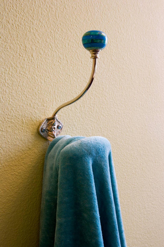 无人,竖图,室内,特写,白天,正面,静物,一条,阴影,反射,纺织物,影子,墙,褐色,挂钩,墙壁,墙面,蓝色,毛巾,清洁,保暖,透气,防水,储水,耐磨,吸水,彩图