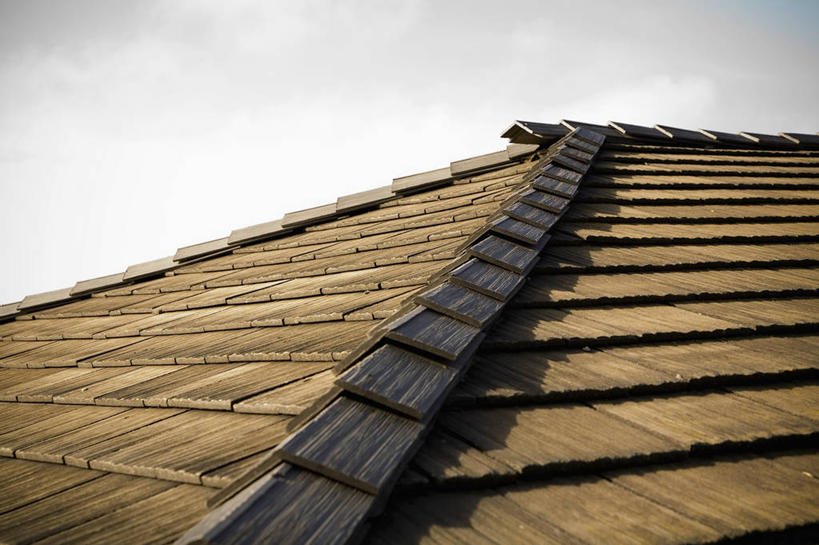 无人,家,横图,室外,特写,白天,仰视,一排,整齐,并列,并排,纹路,瓦片,纹理,房屋,屋顶,屋子,乌云,云,阴天,云朵,云彩,顶棚,瓦,楼房,住宅,排列,天空,天,瓦房,昏暗,阴沉,队列,平行,屋瓦,肌理,彩图,低角度拍摄,房子