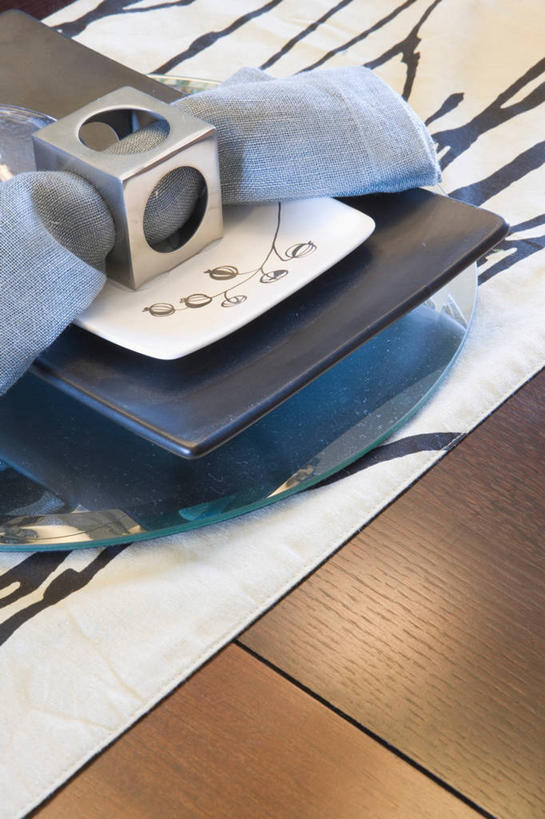 无人,竖图,俯视,室内,特写,白天,餐桌,桌子,静物,餐具,阴影,反射,木制,碟子,盘,影子,一个,盘子,餐巾,木制品,碟,单个,餐台,餐巾环,餐巾扣,餐巾圈,席巾环,席巾扣,席巾圈,保洁方巾,口布,彩图,高角度拍摄