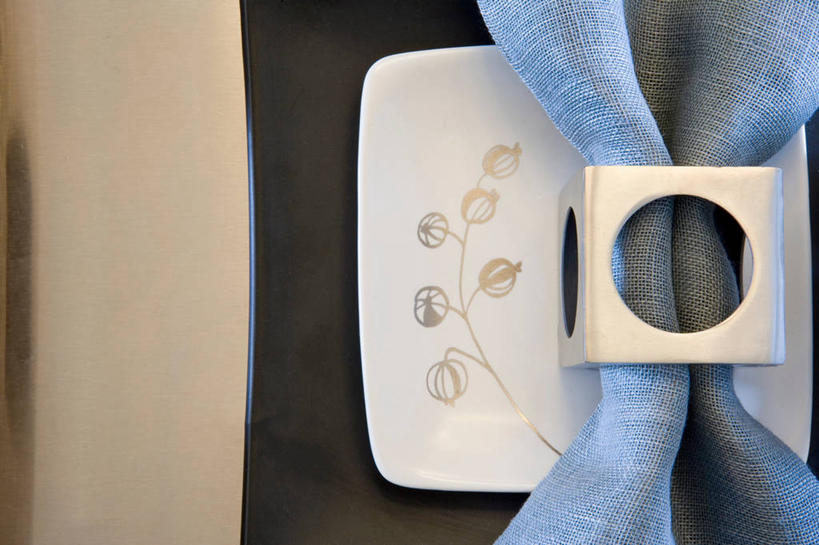 无人,横图,俯视,室内,特写,白天,餐桌,桌子,静物,餐具,阴影,反射,木制,碟子,盘,影子,一个,盘子,餐巾,木制品,碟,单个,餐台,餐巾环,餐巾扣,餐巾圈,席巾环,席巾扣,席巾圈,保洁方巾,口布,彩图,高角度拍摄