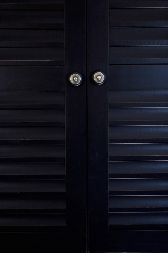 无人,竖图,室内,特写,白天,正面,柜子,门,静物,阴影,反射,影子,棕色,两个,把手,门把手,门框,门把,储存,档案柜,文件架,资料架,文件框,文件座,资料档,资料座,储备,蕴藏,贮备,拉手,彩图,贮存