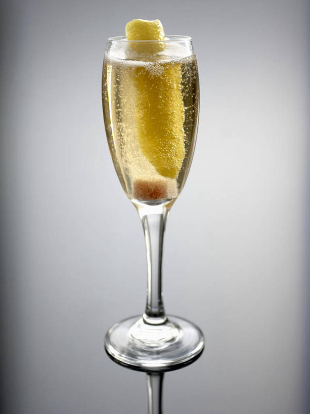 葡萄酒,无人,竖图,俯视,室内,特写,白天,奢侈,快乐,餐桌,桌子,杯子,阴影,灰色背景,反射,高脚杯,影子,一杯,浪漫,玻璃制品,酒,饮料,一个,酒杯,香槟,诱惑,摄影,影棚,单个,餐台,香槟杯,气泡酒,起泡酒,汽酒,玻璃杯,彩图,高角度拍摄,影棚拍摄,高兴,欢笑,拍摄