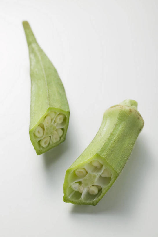 无人,竖图,俯视,室内,特写,白天,白色背景,植物,餐桌,桌子,豆,蔬菜,切开,阴影,新鲜,反射,影子,豆类,豆子,食品,食物,两个,切,摄影,有机食品,绿色食品,影棚,餐台,剖面,切面,豆科,彩图,高角度拍摄,影棚拍摄,拍摄