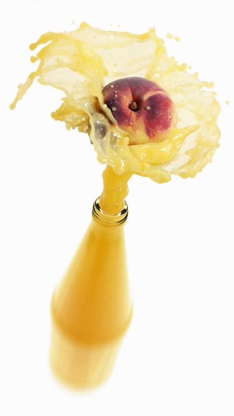 果汁,无人,竖图,俯视,室内,特写,白天,白色背景,水,餐桌,桌子,桃子,水果,阴影,飞溅,新鲜,溅,反射,液体,影子,水滴,生食,食品,果实,饮品,玻璃制品,水珠,食物,饮料,玻璃瓶,瓶子,摄影,有机食品,绿色食品,影棚,餐台,可口,喷洒,肺果,适口,彩图,高角度拍摄,影棚拍摄,拍摄